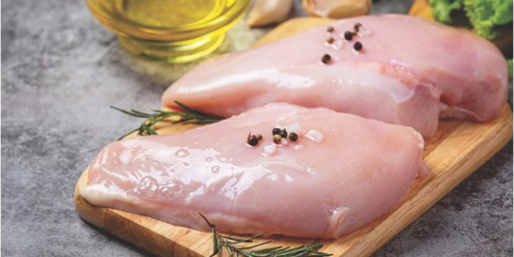 Preço do quilo do peito de frango dispara e diferença passa dos R$ 3 nos supermercados de Linhares