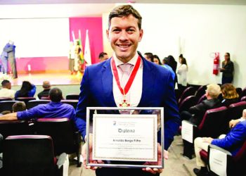 Prefeito de Vila Velha recebe título de cidadão de Vitória.