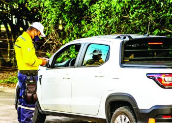 Estacionamento irregular e uso do celular são as infrações mais cometidas em Linhares