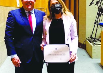 Bruno homenageou a professora da Ufes Ethel Maciel com a comenda Paulo Freire.
