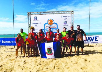 Feminino de beach soccer estreia com goleada no ES.