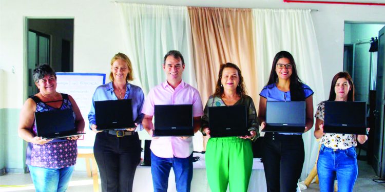Linhares faz distribuição de Tablets e notebooks