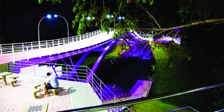 Passarela têm iluminação especial durante o Outubro Rosa em Linhares