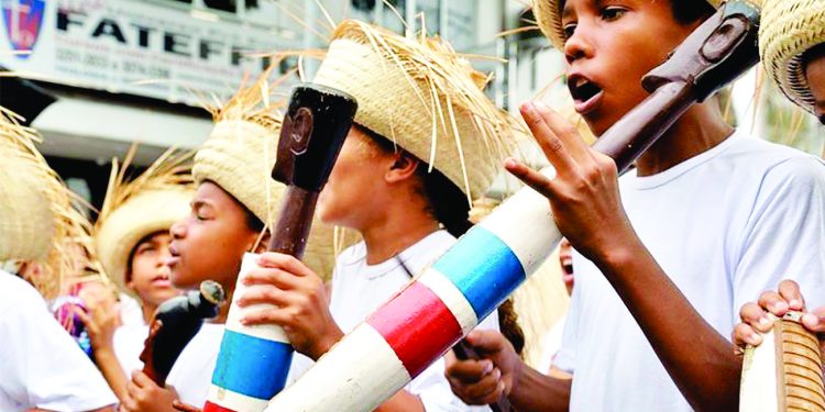 Sábado de festa com desfile de bandas de congo mirim na Serra 1 Sábado de festa com desfile de bandas de congo mirim na Serra