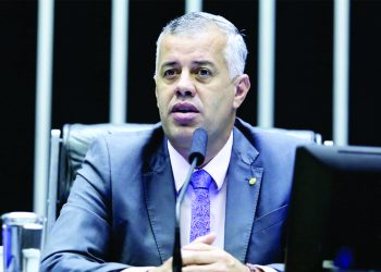 Evair apresenta ato que cria comissão especial da Câmara para analisar PEC da enfermagem