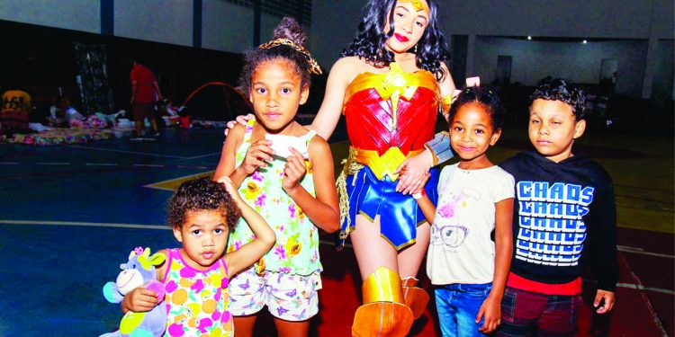 Super-heróis da Esperança visita acolhidos nos ginásios