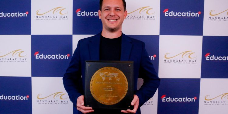 Colatinense Rony Jabour recebe prêmio “Excelência em Liderança em Educação”, em Las Vegas, nos Estados Unidos.