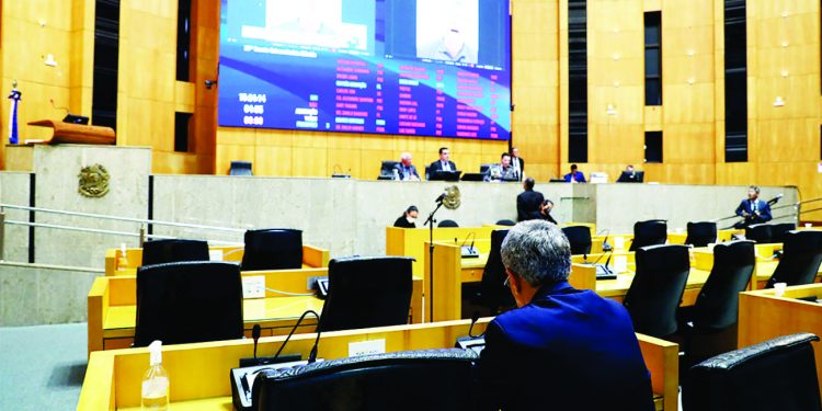 Aprovado reajuste para governador e deputados 1 Aprovado reajuste para governador e deputados