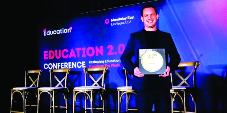 Colatinense Rony Jabour recebe prêmio “Excelência em Liderança em Educação”, em Las Vegas, nos Estados Unidos. 1 Colatinense Rony Jabour recebe prêmio “Excelência em Liderança em Educação”, em Las Vegas, nos Estados Unidos.