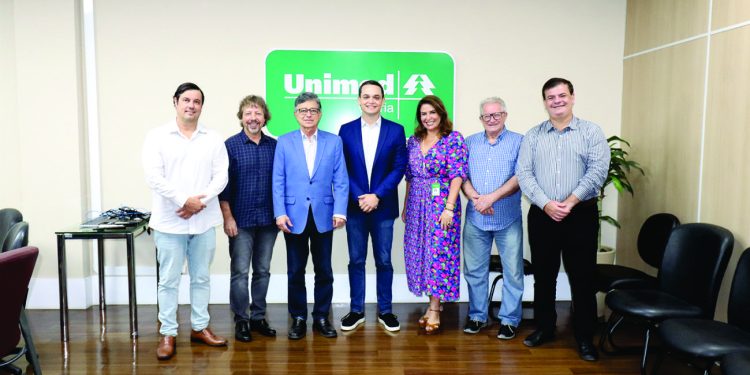 Prefeito Lorenzo Pazolini visita sede da Unimed Vitória