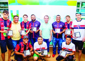 Prefeito Bruno recebe time o campeão da Copa A Gazetinha