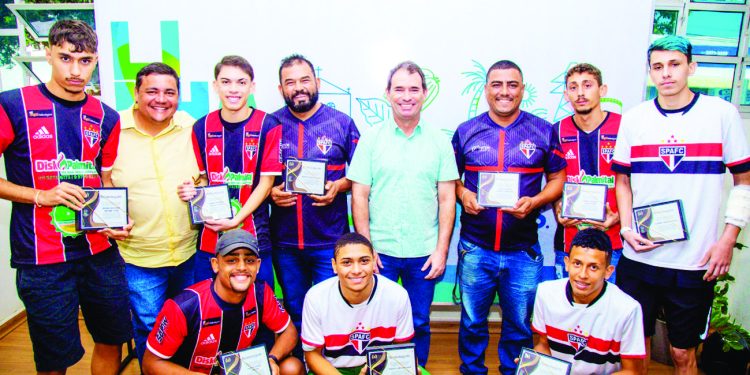Prefeito Bruno recebe time o campeão da Copa A Gazetinha
