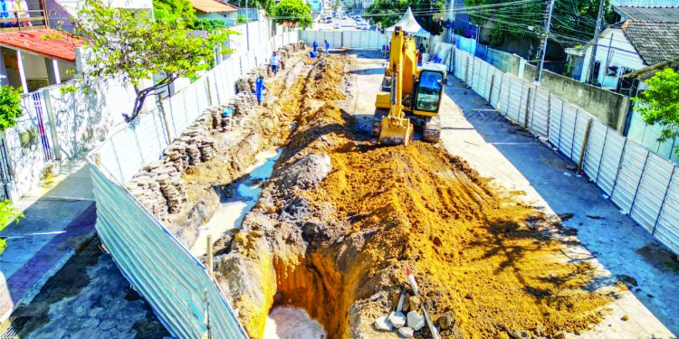 Avanço das obras de macrodrenagem transforma realidade no Centro de Linhares.