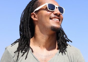 Após o sucesso da primeira apresentação da edição deste ano do Estação Pontal, nesta quinta-feira, o evento recebe a atração nacional Edu Ribeiro. Com o melhor do reggae music, Edu promete animar a noite desta quinta-feira com um show animado e cheio de boas vibrações. O evento começa às 20 horas e o cantor ainda recebe convidados para uma noite de som e muita animação na beira da praia.  O portal de entrada fica entre as cabanas Pioneiro e Nazareth. A estrutura de luzes e caminho feito em madeira leva até a área de eventos, feita com decoração especial e bangalôs, o que deixa a experiência com o evento ainda mais especial. A dica é que as pessoas levem suas cadeiras de praia para garantir ainda mais conforto.  “Preparamos mais uma noite incrível com a atração nacional Edu Ribeiro que vai fazer um som especial e levar o melhor do reggae para quem compartilhar esse momento especial com a gente. Tenho certeza que será mais uma apresentação que vai entrar para a história do Estação Pontal”, afirmou o secretário municipal de Cultura e Turismo, Roque Chile.  Essa é a segunda apresentação do Estação Pontal que segue até o dia primeiro de fevereiro, sempre às quintas-feiras a partir das 20 horas. Ainda passarão pelo palco do evento Tabatha Fher e Hey Teachers