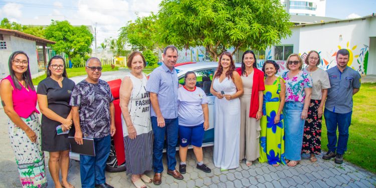 Prefeito participa de entrega de veículo para a Pestalozzi de Linhares