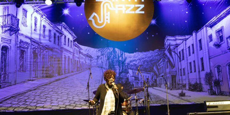 Guitarrista americano Stanley Jordan fará tributo a Jimi Hendrix no Santa Jazz 2026.